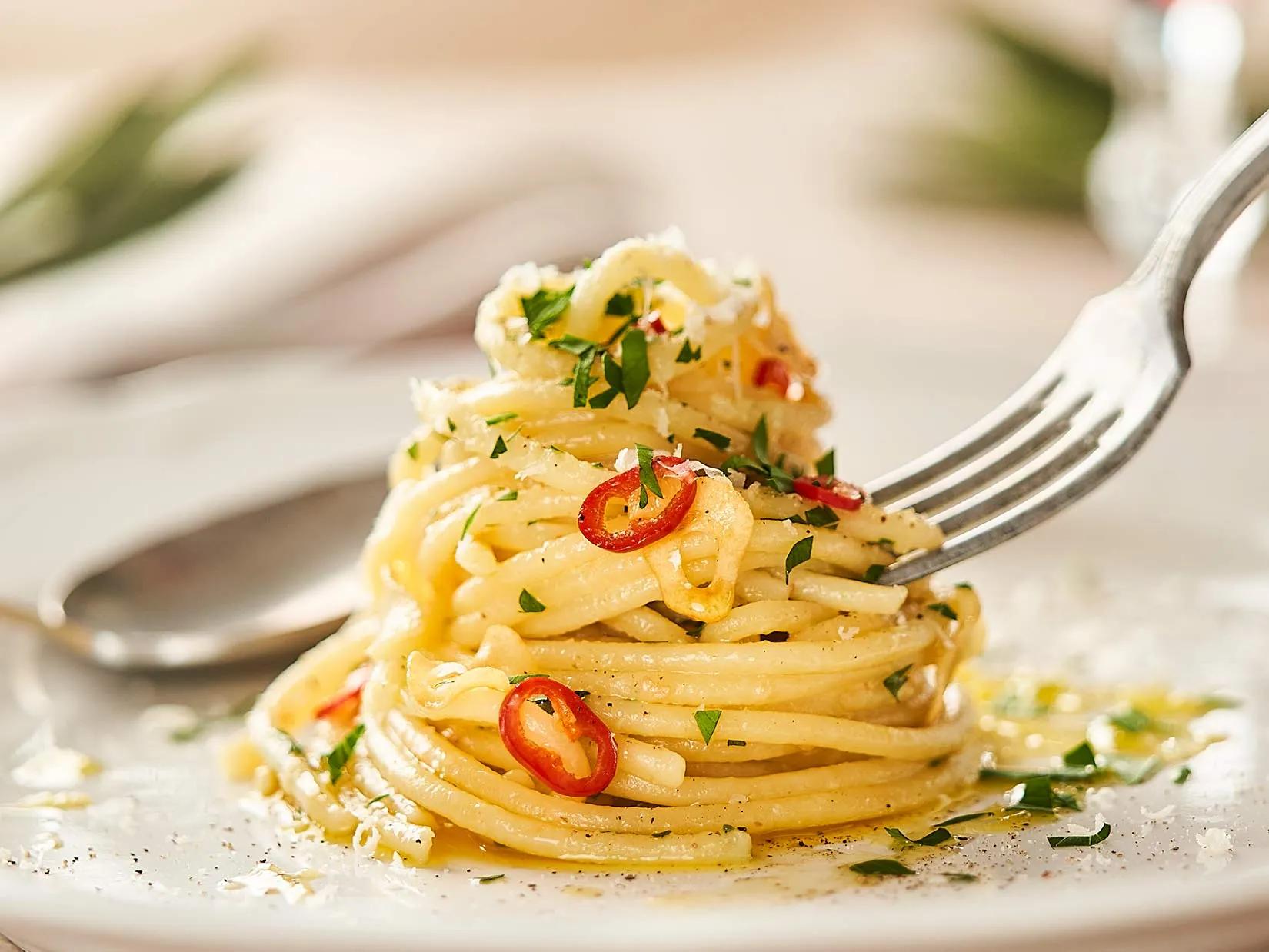 Spaghetti aglio e olio - italienisches Rezept - Gustinis Feinkost Blog