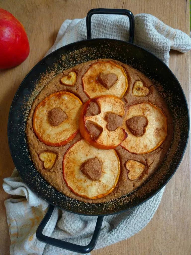 Mehr als Müsli: Veganer Ofenpfannkuchen mit Äpfeln und Fünfkornflocken