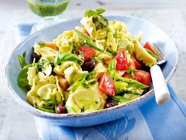 Tortellini-Salat mit Pesto und Tomaten Rezept | LECKER