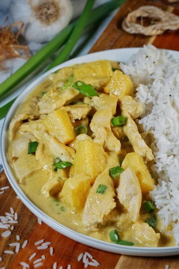 Hähnchen Curry mit Ananas und Reis - Rezept mit Kokosmilch