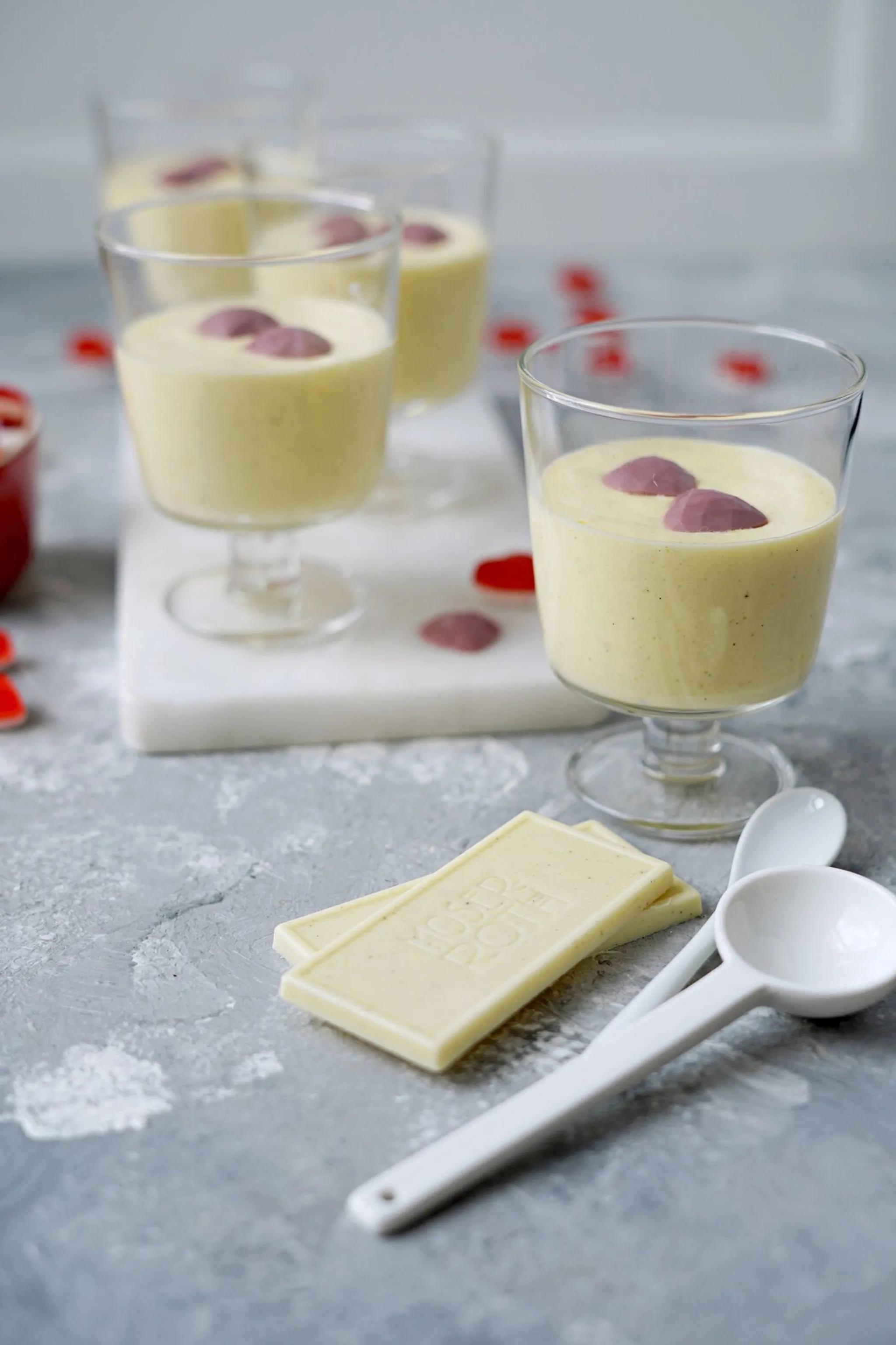 Weiße Mousse au Chocolat mit rosa Schokoherzen