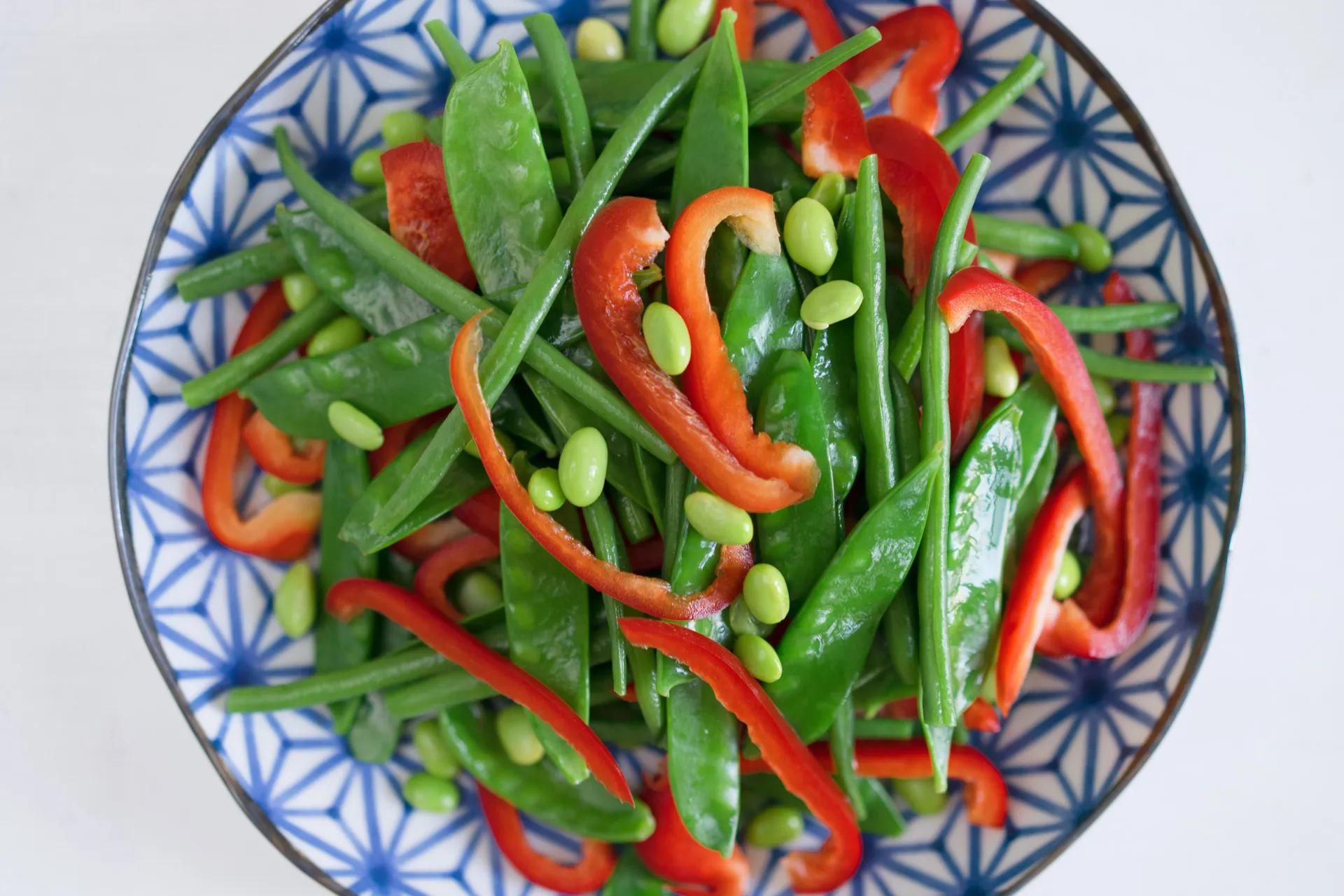 Salat mit grünen Bohnen, Zuckerschoten, Edamame und Sesam - Berliner Küche