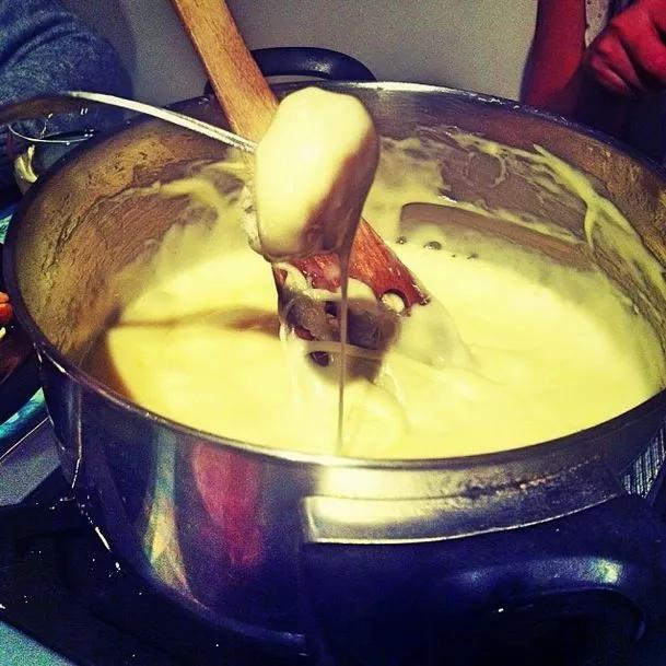 Fondue, Raclette and everything made with cheese is an excellent reason ...