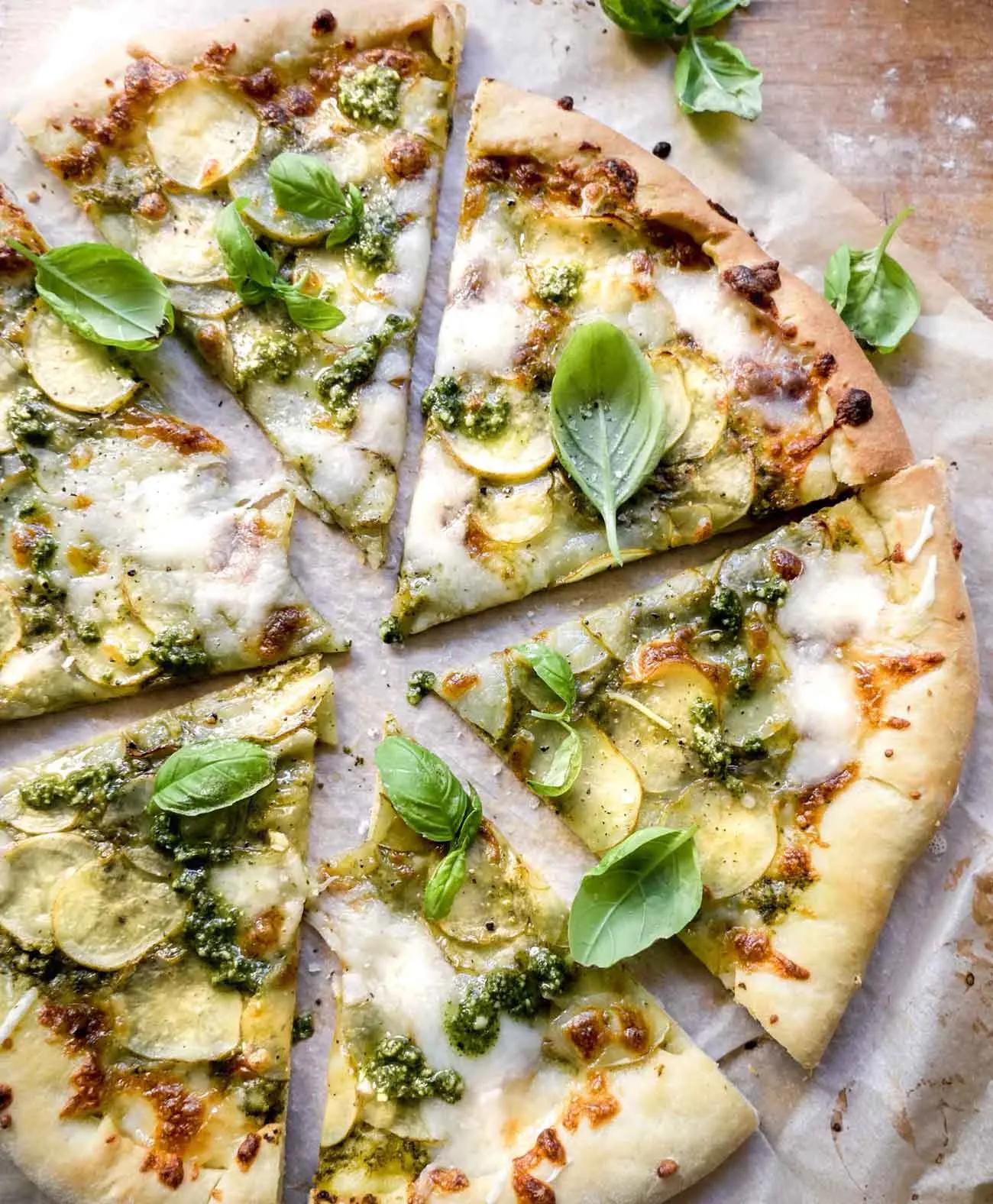 Vegansk kartoffelpizza – Opskrift på pizza med kartoffel og grøn pesto