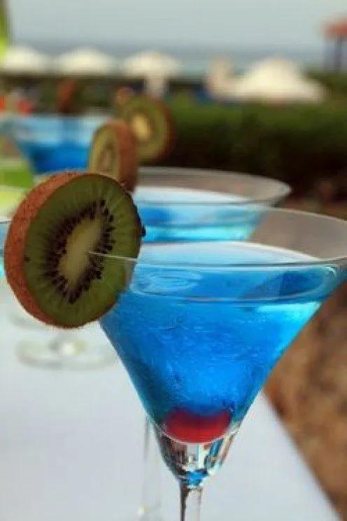 10 Delicious Blue Curaçao Cocktails That Will Wow Your Guests | Mexican ...