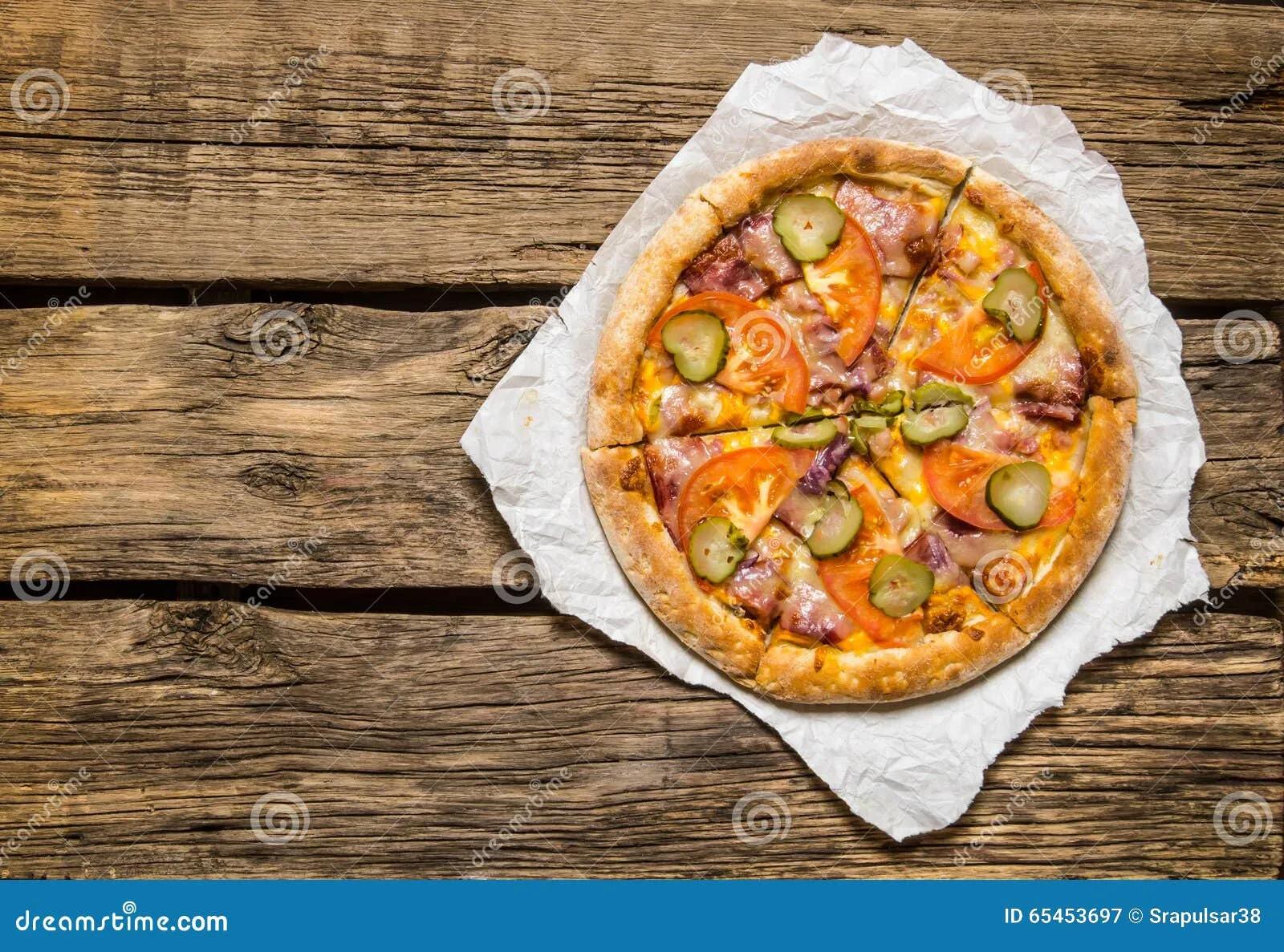 Frische Geschmackvolle Pizza Mit Tomaten Und Schinken Stockbild - Bild ...
