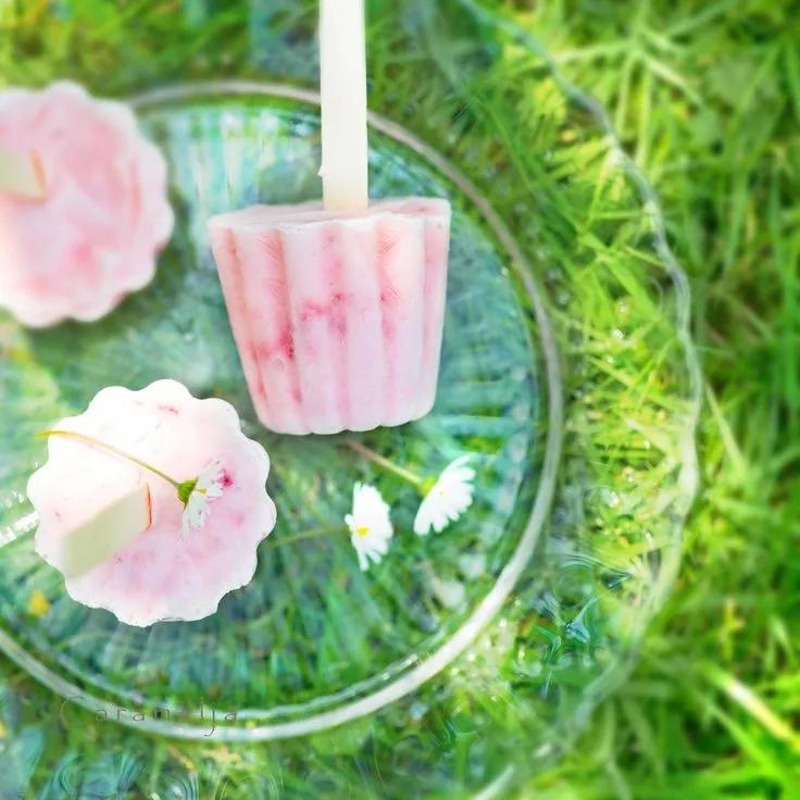 Erdbeerpopsicles - mit Holunderblütensirup, Erdbeerminze und ...