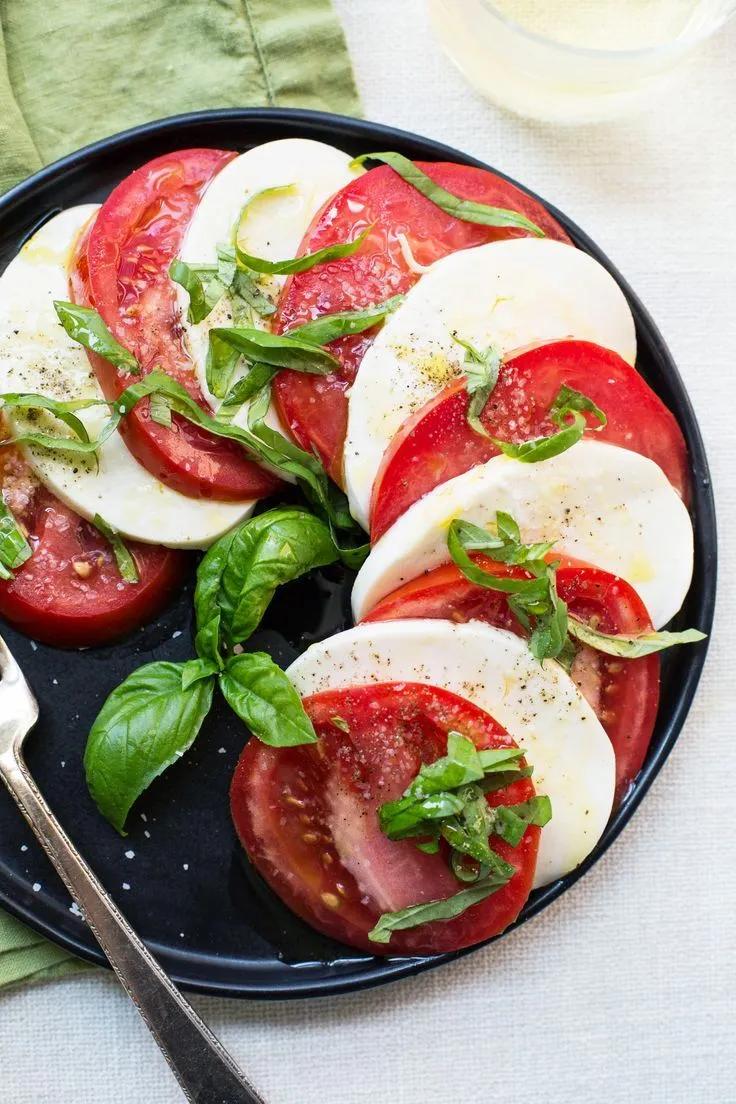 How to Make Tomato and Mozzarella Caprese Salad | Recipe | Caprese ...