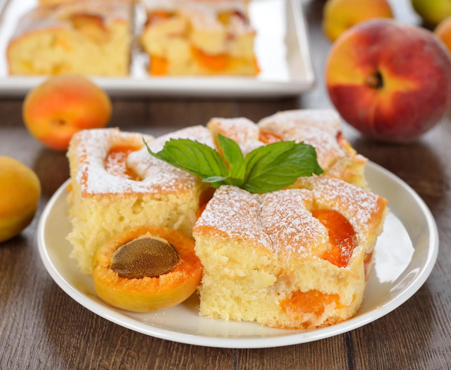 Aprikosenkuchen mit Zitronenmelisse und Minze - Landgemachtes