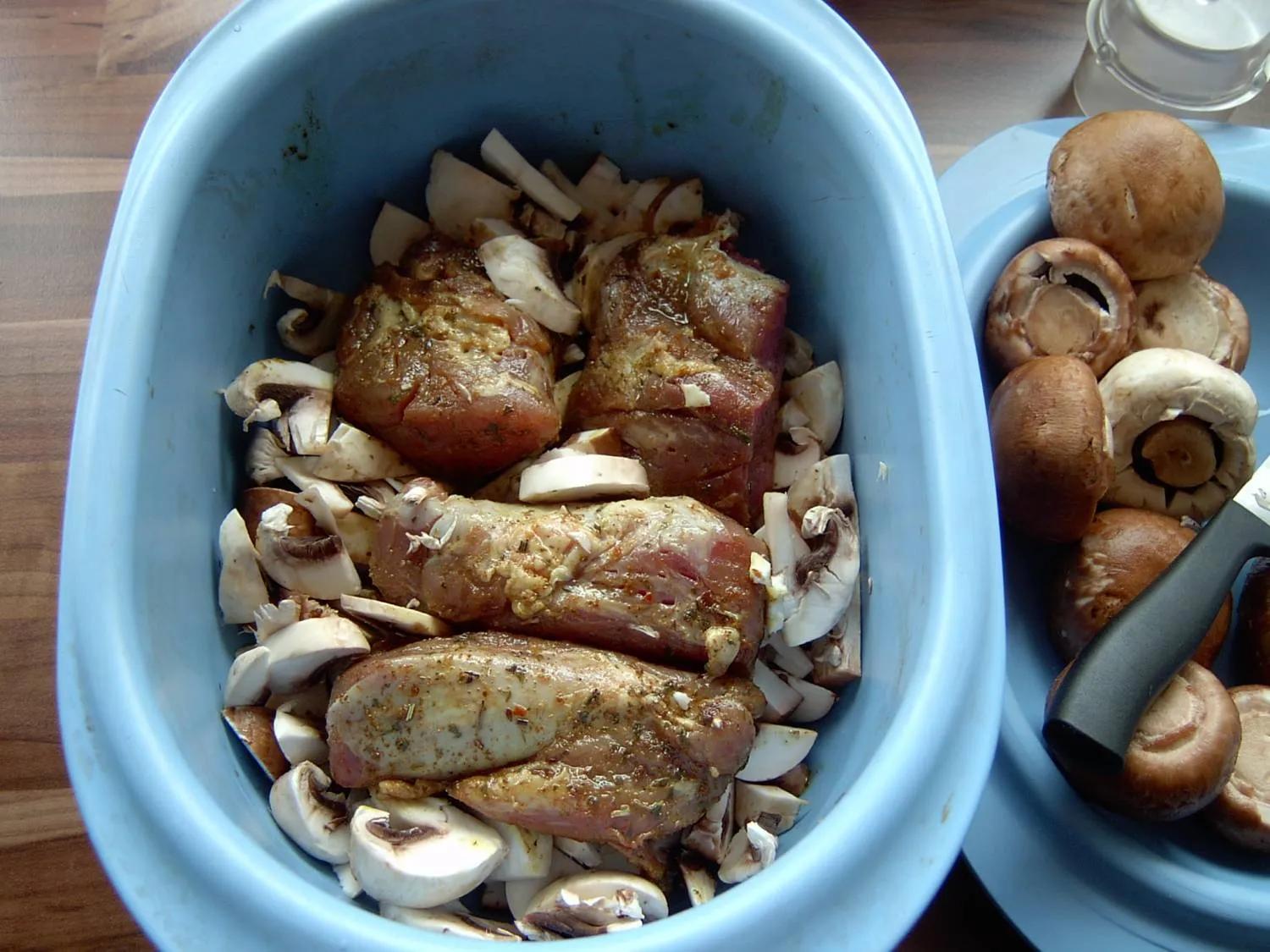 Schweinefilet mariniert mit frischen Pilzen, überbacken