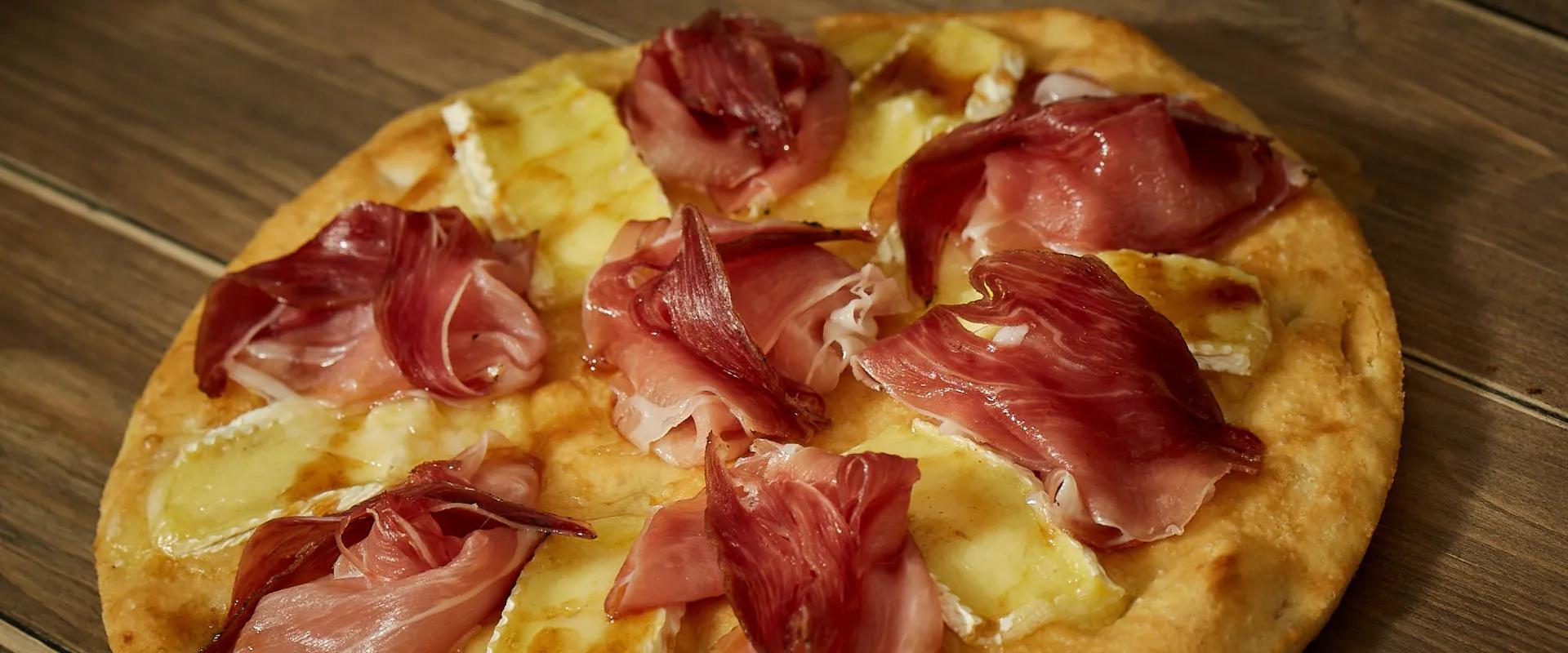 Ricetta Pizza con Speck, Brie e sciroppo d’acero - Salumi Pasini