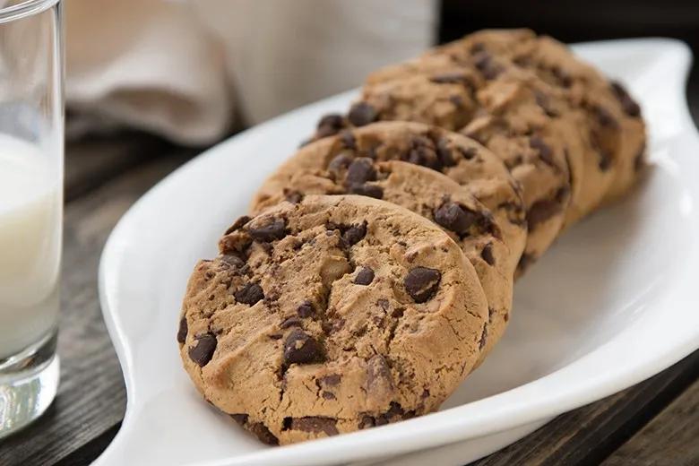 Erdnuss-Cookies mit Schokotröpfchen - Rezept | GuteKueche.de