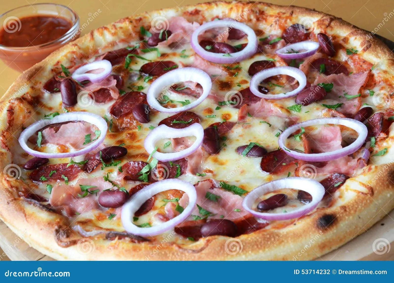 Pizza Mit Speck, Roten Bohnen Und Roter Zwiebel Stockfoto - Bild von ...