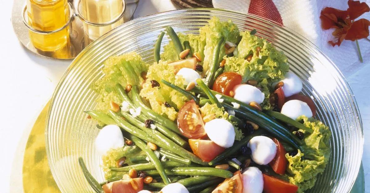 Salat mit grünen Bohnen, Mozzarella, Tomaten, Pinienkernen und Rosinen ...