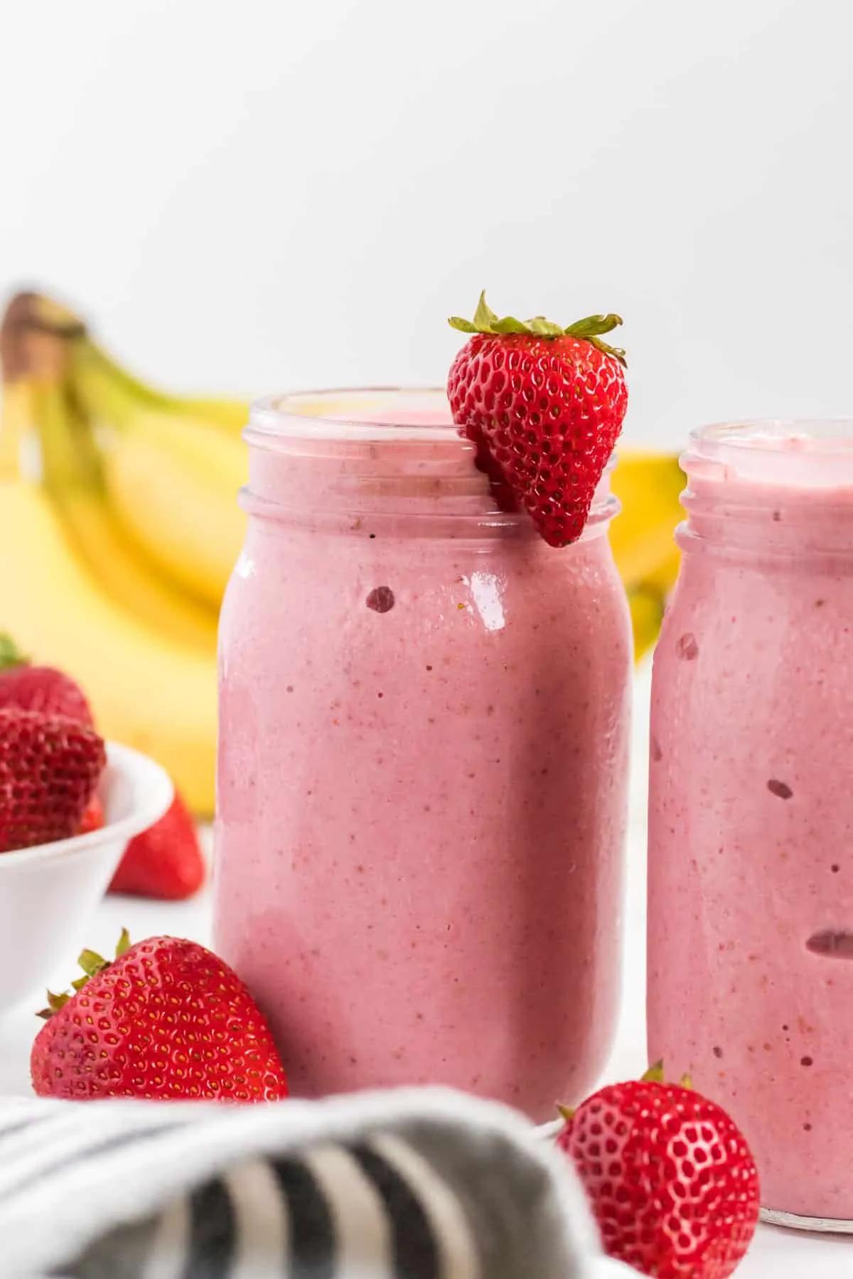 Strawberry Banana Smoothie Recipe - Build Your Bite