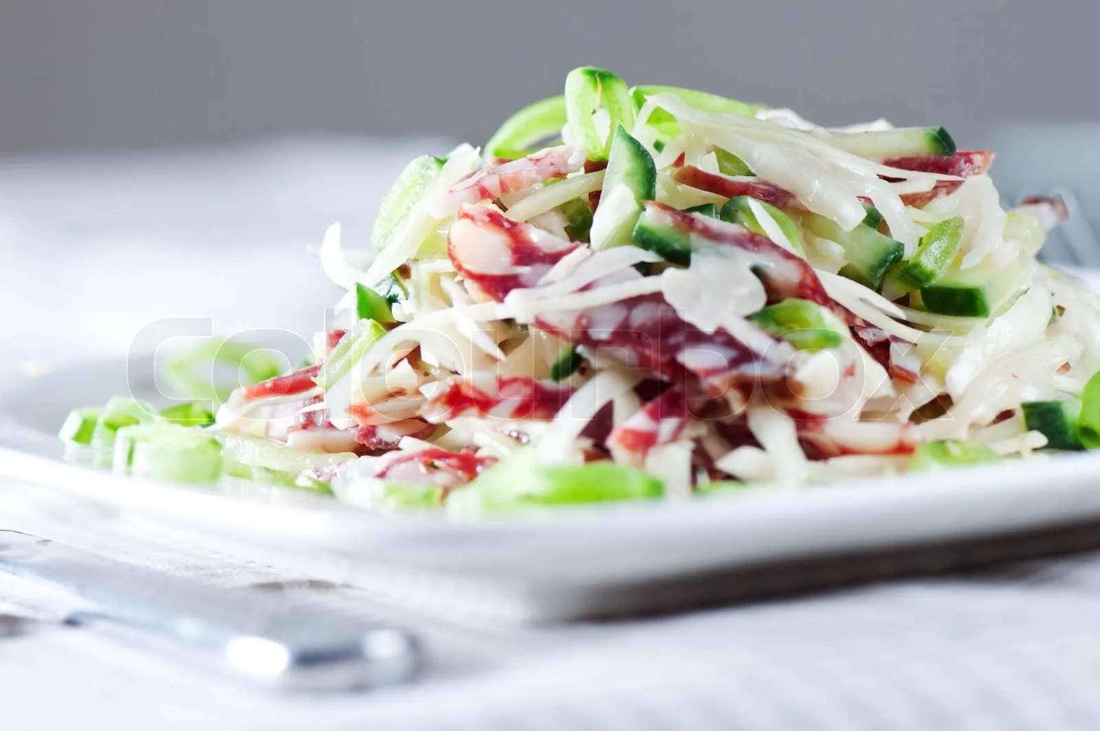 Salat mit Kraut , schließen Wurst, Gurken und Erbsen bis | Stock Bild ...
