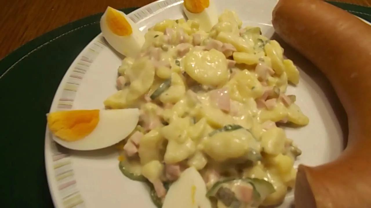 Selbstgemachter Kartoffelsalat mit Salatgurken, dazu warme Fleischwurst ...