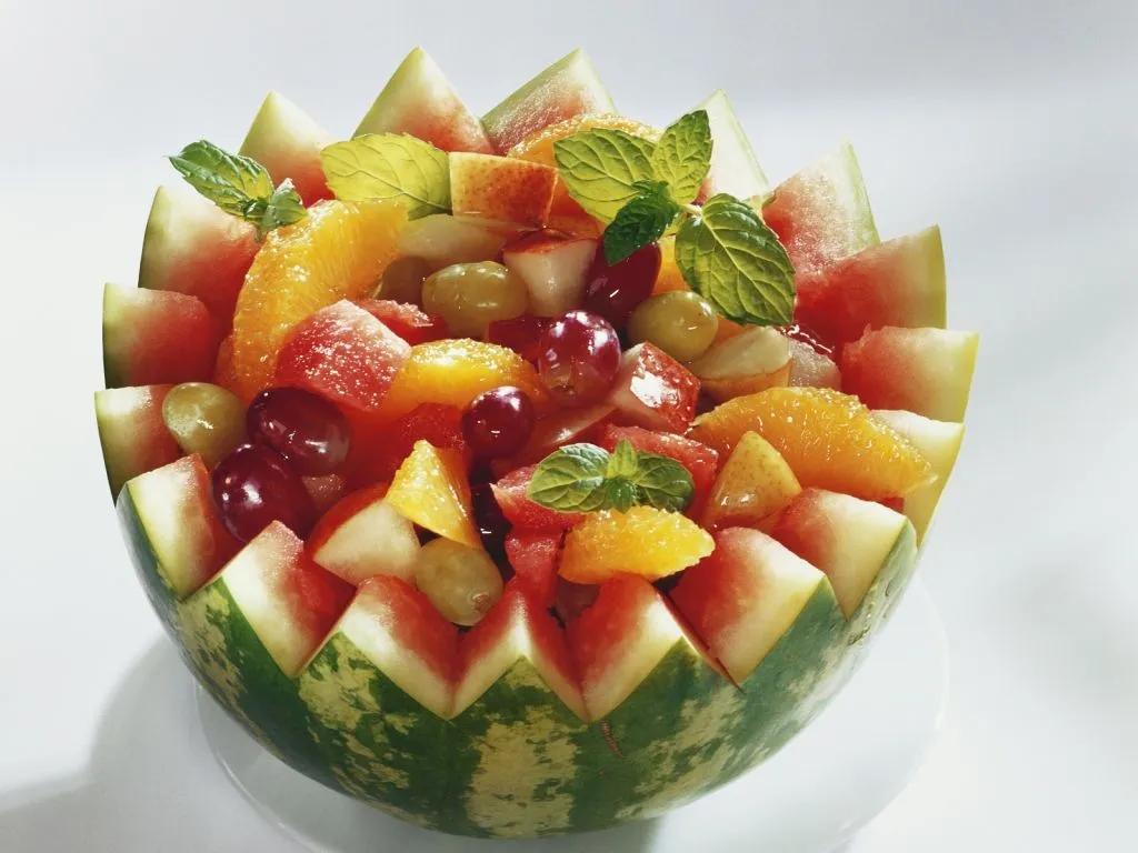 Fruchtsalat in der Melone Rezept | EAT SMARTER