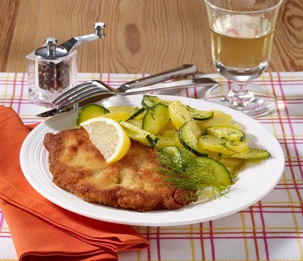 Wiener Schnitzel mit Kartoffel-Gurkensalat Rezept | LECKER