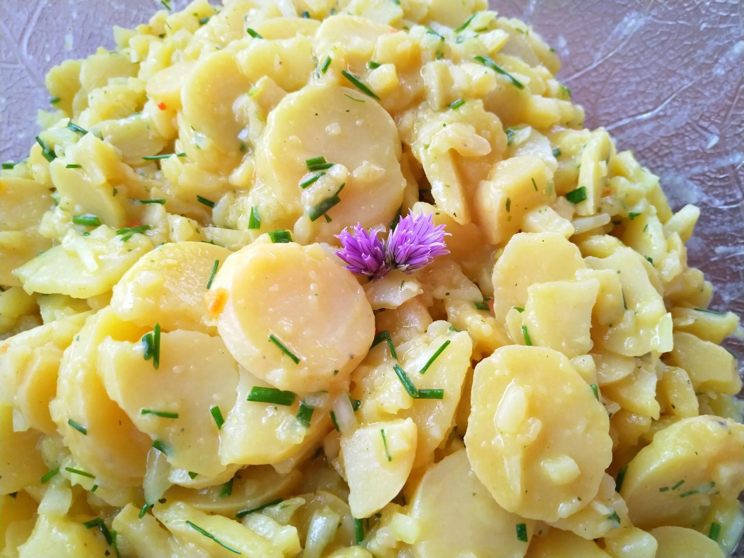 Kartoffelsalat nach Omas Art - klassisch mit Brühe zubereitet