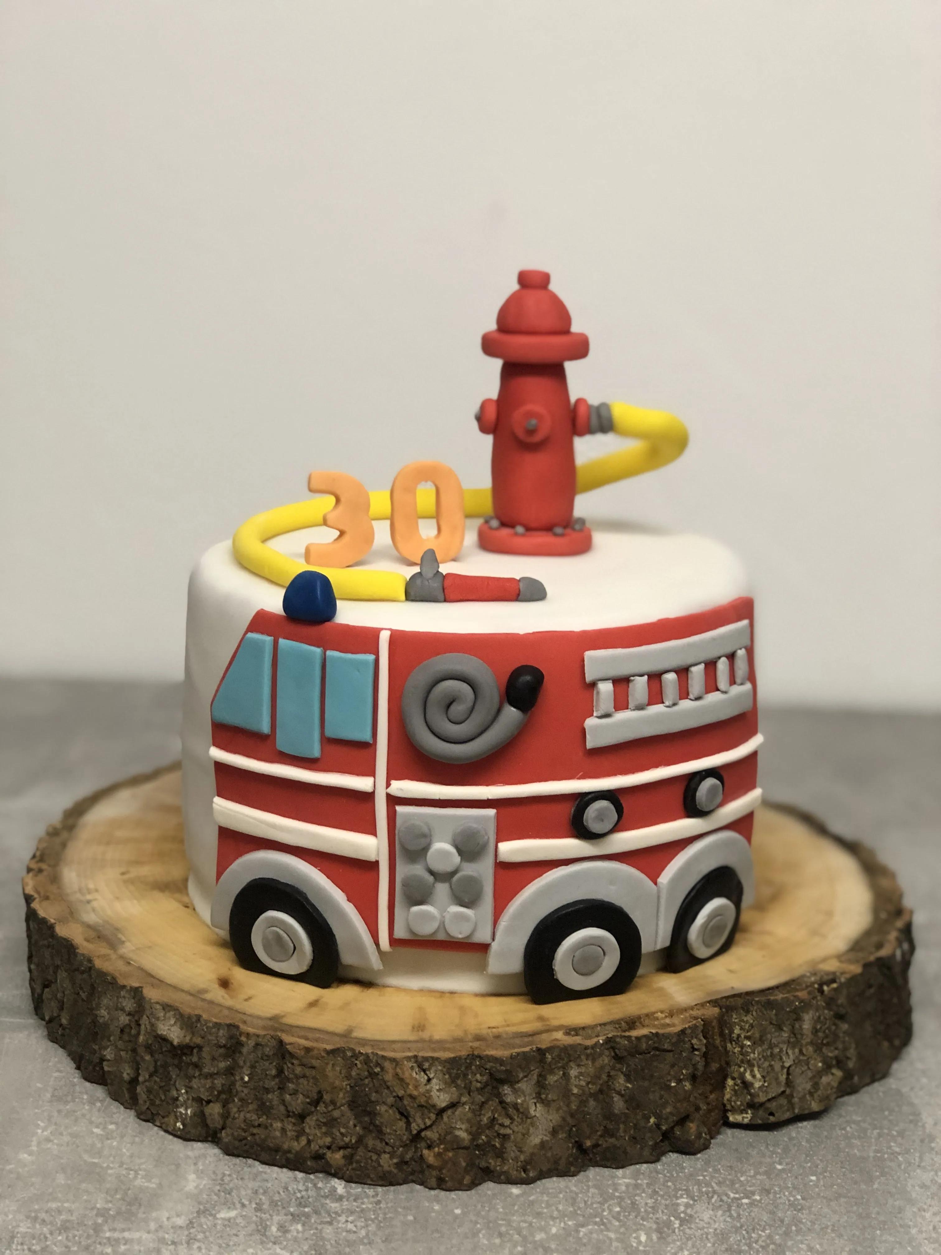 Feuerwehrtorte zum 30. :: Tamiistorten | Feuerwehr torte, Feuerwehrauto ...