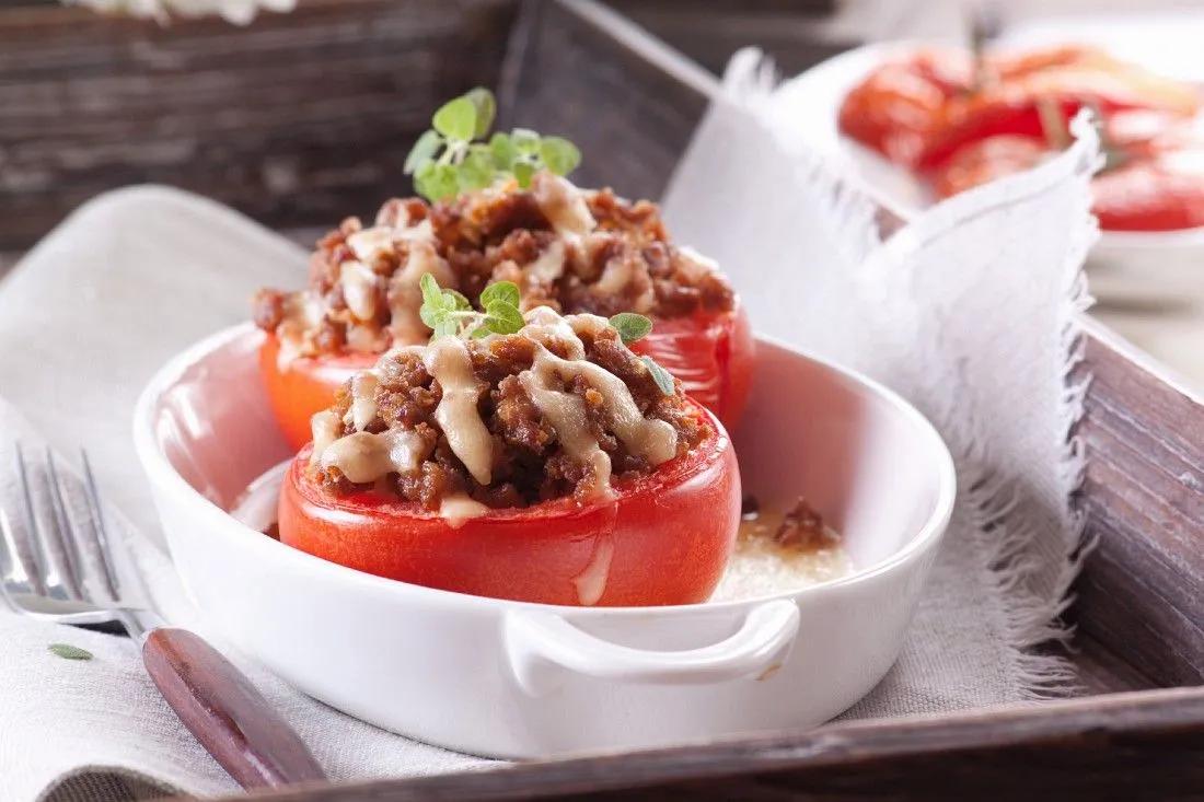 Mit Hackfleisch gefüllte Tomaten Rezept | EAT SMARTER