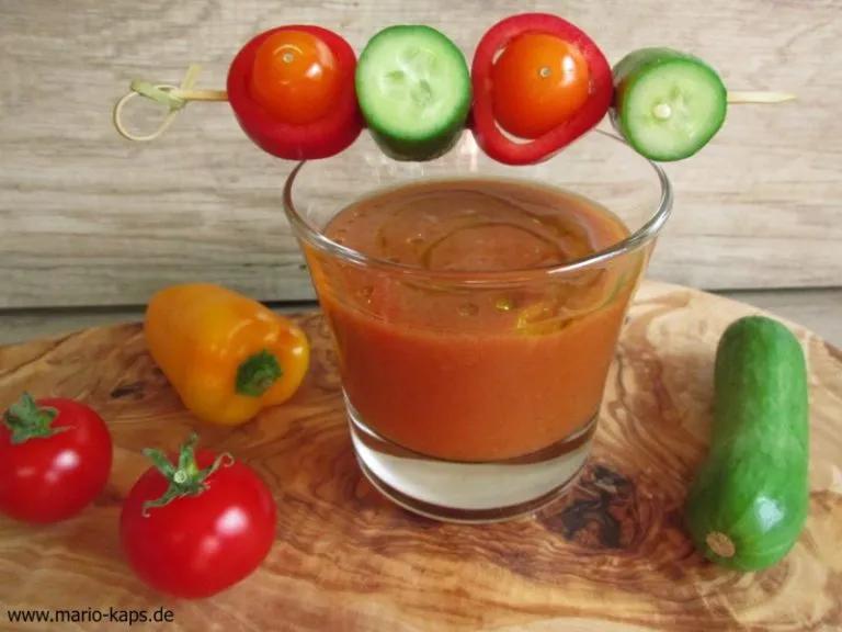Gazpacho 2.0 – kalte spanische Gemüsesuppe mit Gemüsespieß in einer ...