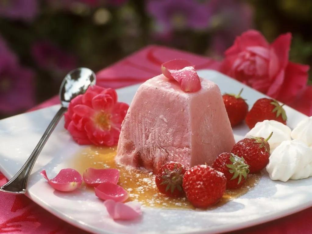 Erdbeerparfait auf Karamellspiegel Rezept | EAT SMARTER