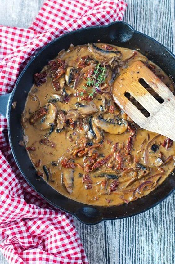 Zoodles mit cremiger Champignonsauce. Zoodles woith creamy mushroom ...