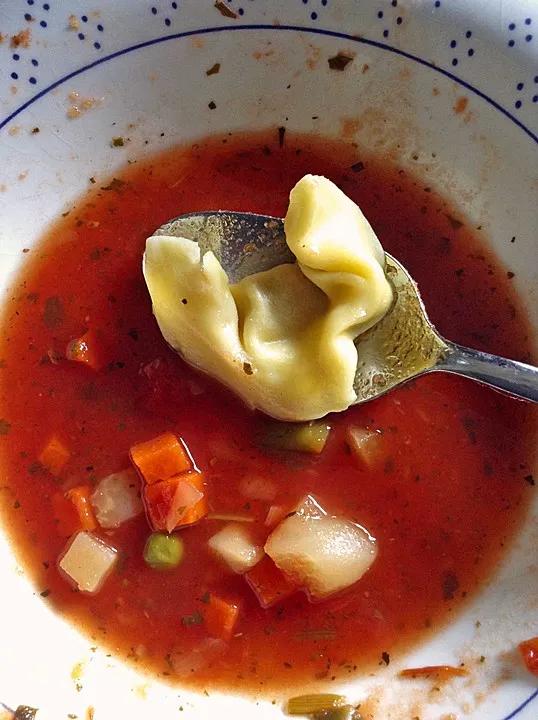 Leckere Gemüse - Tomaten - Suppe mit Tortellini von 2Küchenfeen ...