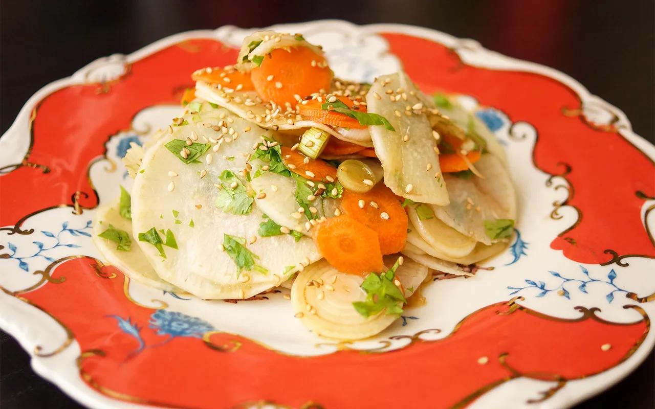 Japanischer Daikon-Rettich mit Karotten-Krautsalat | Elle Republic