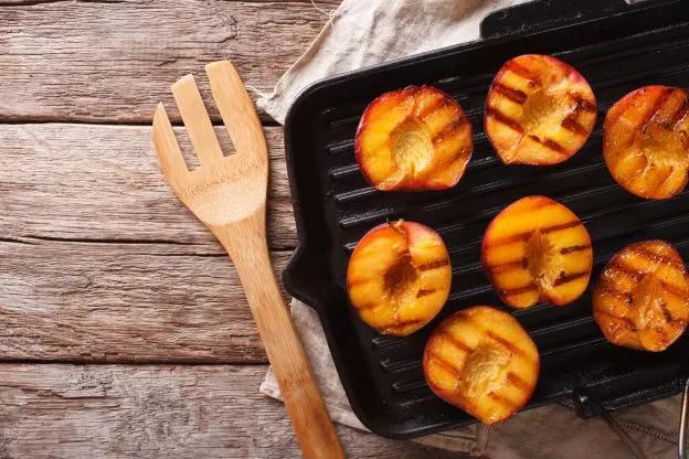 Saftig, süß und vielseitig: Gegrillte Pfirsiche machen ALLES besser