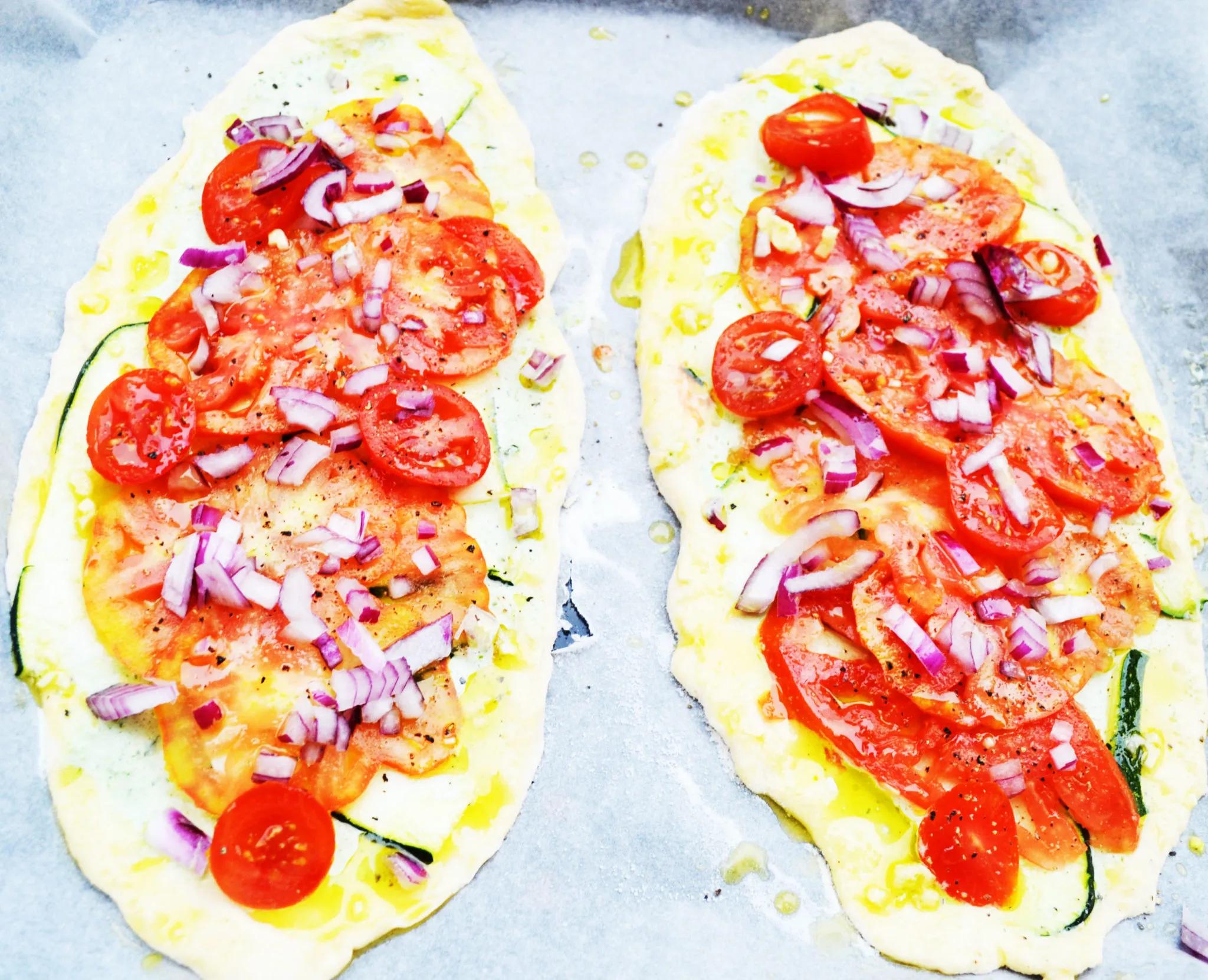 Knusprig, aromatisch, gut! Tomaten – Zucchini – Flammkuchen mit ...