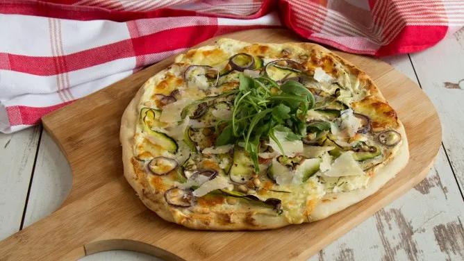 Selbstgemachte Kartoffelpizza mit Rosmarin und Knoblauch