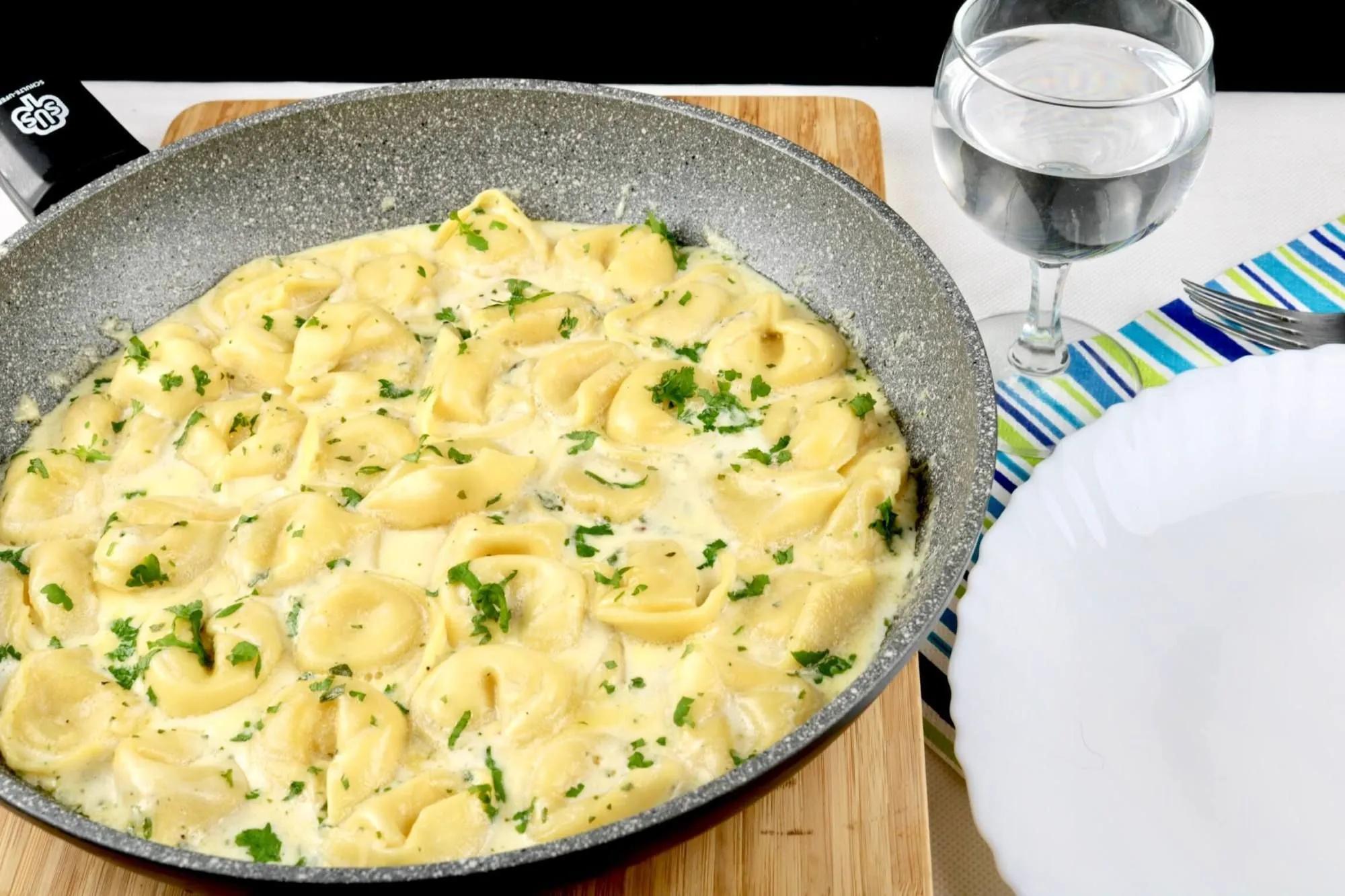 Tortellini in einer Kräuter Parmesan Sahne Sauce - Zu Faul Zum Kochen ...