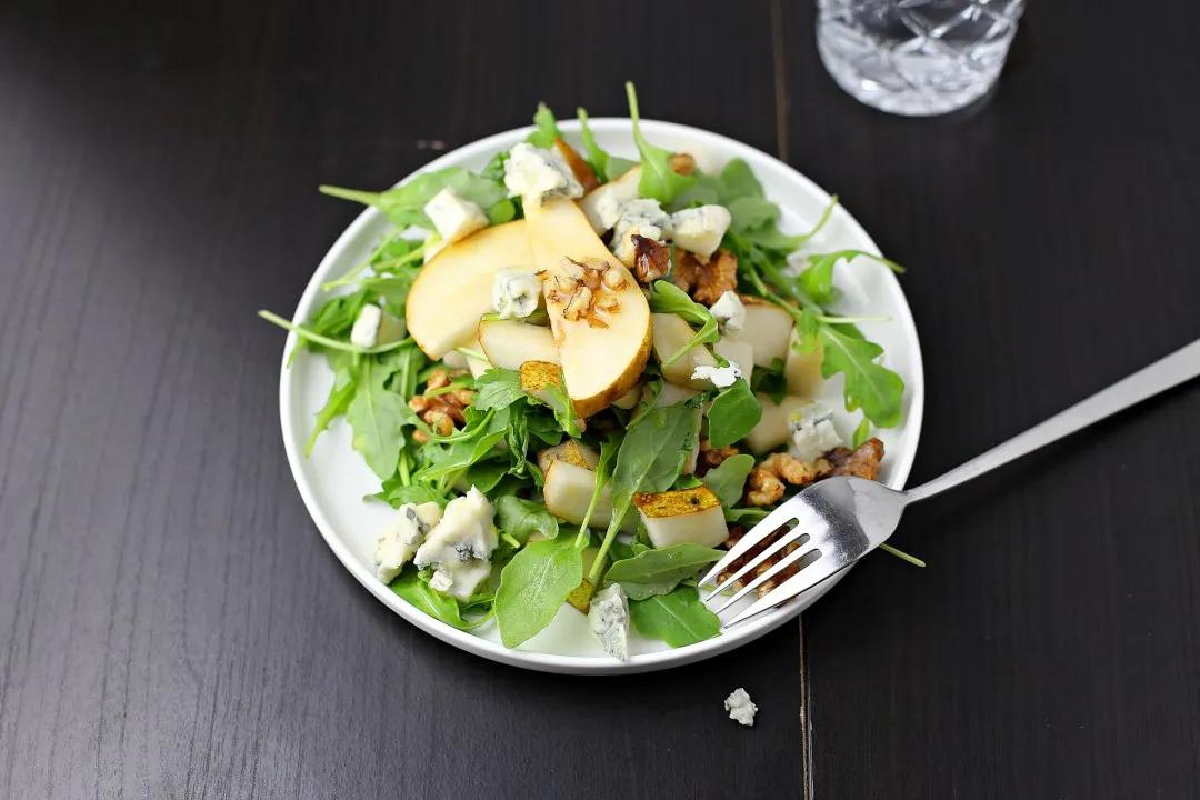 Birnen Gorgonzola Salat mit karamellisierten Walnüssen – Marisa&amp;#39;s Table