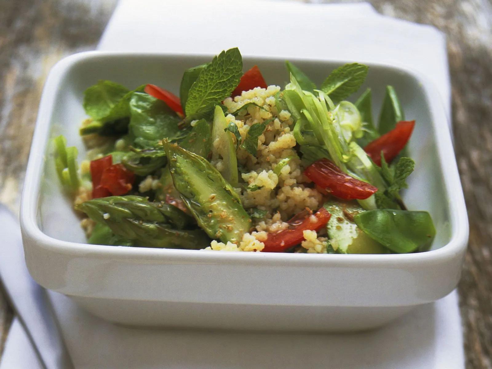 Couscous-Spargel-Salat mit Minze Rezept | EAT SMARTER