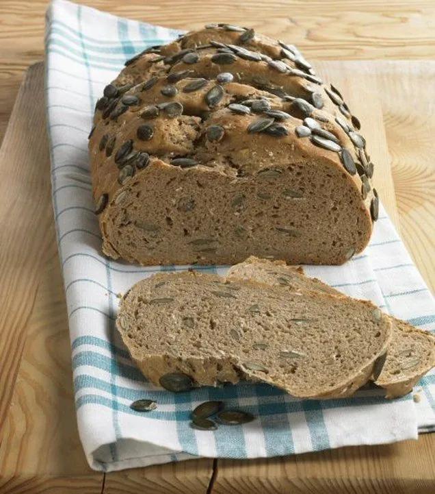 Kürbiskern-Landbrot | Rezept | Brot backen rezept einfach, Brot selber ...