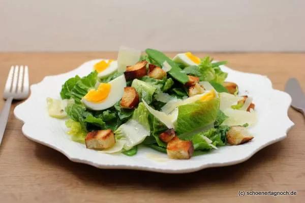 Zuckerschoten-Romana-Salat mit Laugen-Croutons und Parmesan - Schöner ...