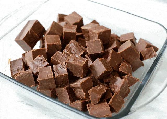 Einfacher Schokoladen-Erdnussbutter-Fudge - Rezepte Work