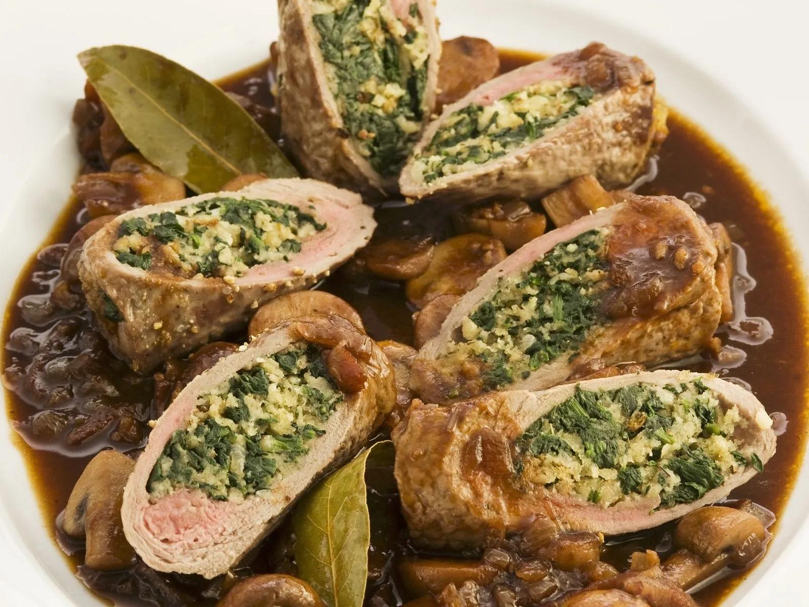 Rouladen auf italienische Art mit Pilz-Rotwein-Soße Rezept | EAT SMARTER