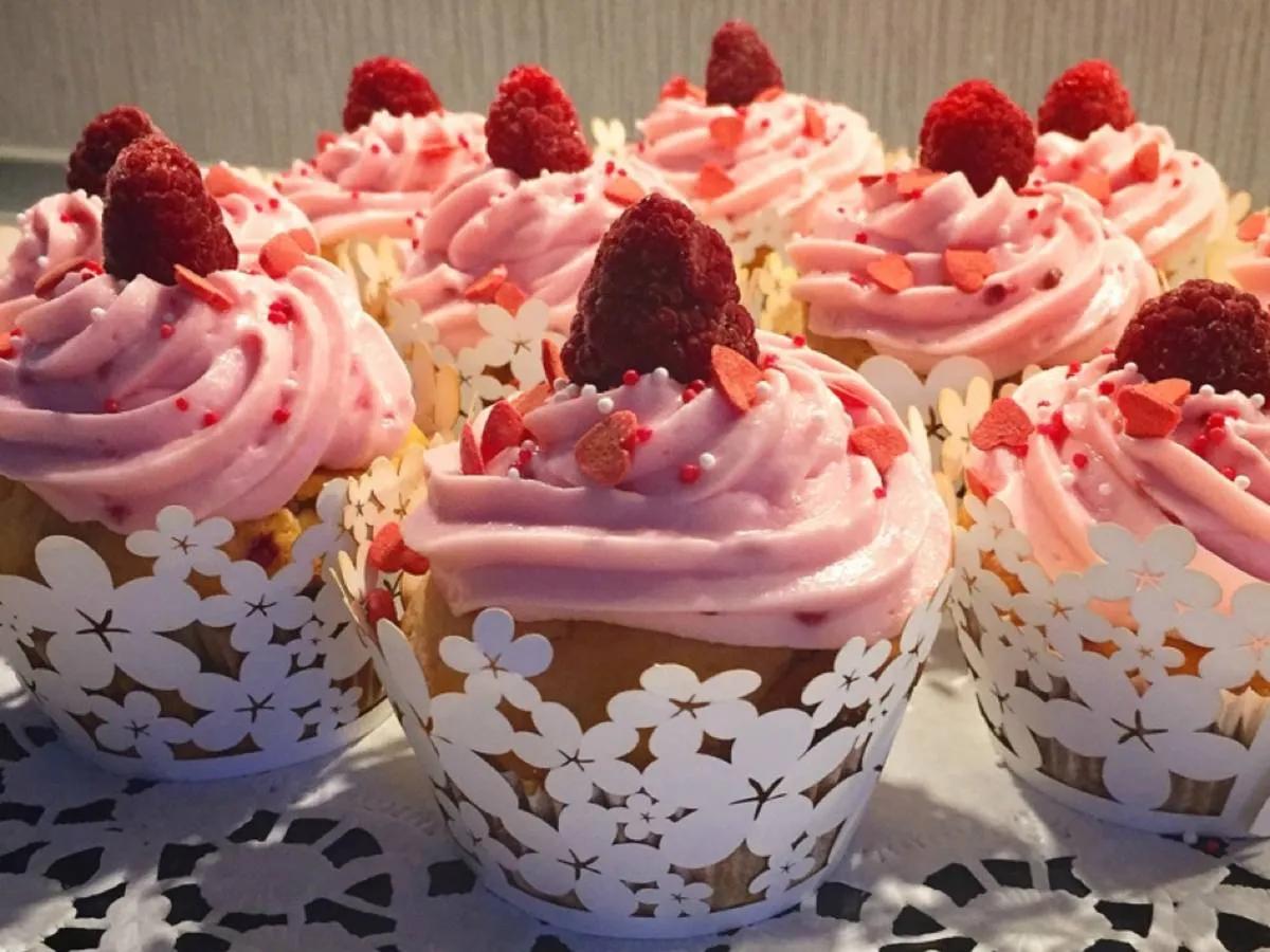 Cupcakes mit Himbeeren und weißer Schokolade | Rezept | Kitchen Stories