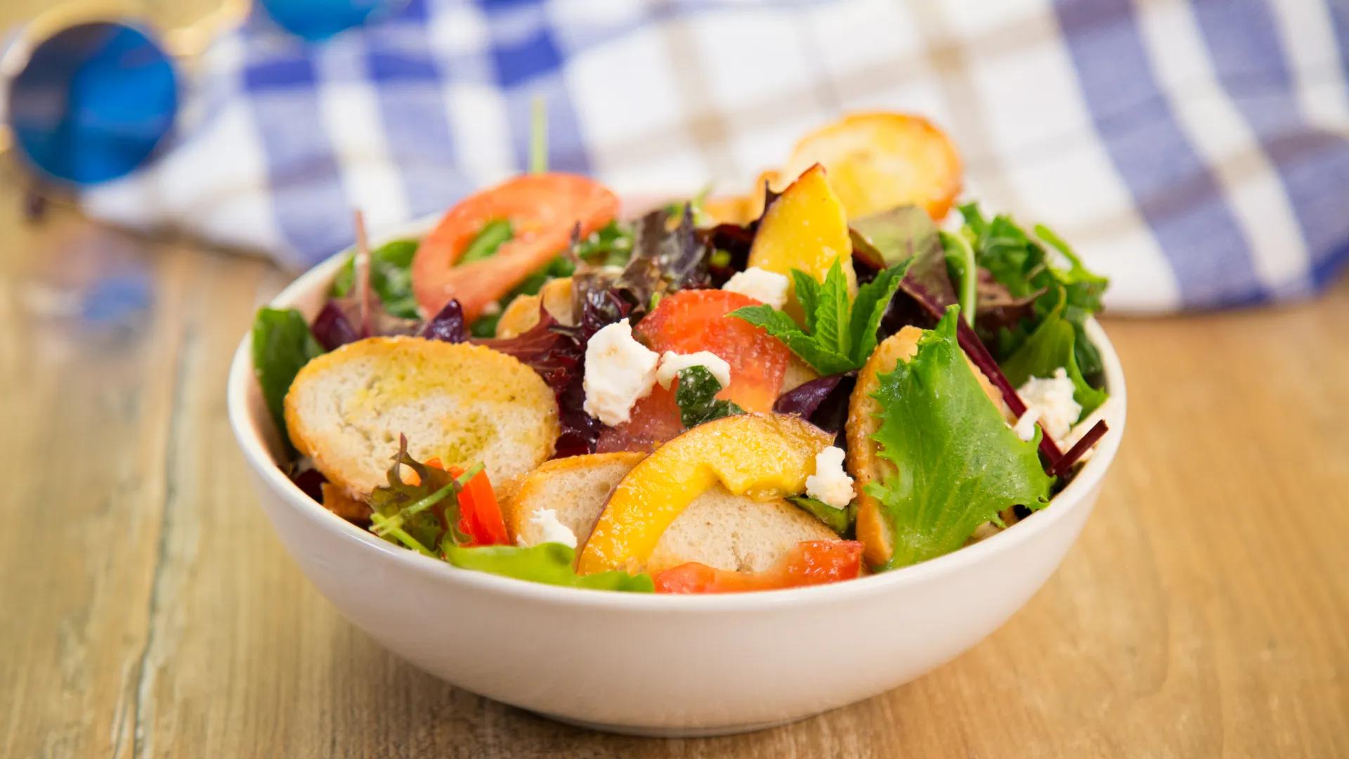 Sommerlicher Salat mit Nektarinen und knusprigem Brot