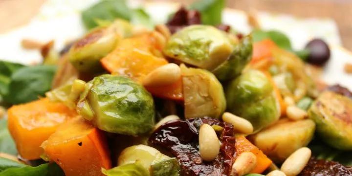 Rosenkohl-Kürbis-Salat mit geröstetem Gemüse und Pinienkernen
