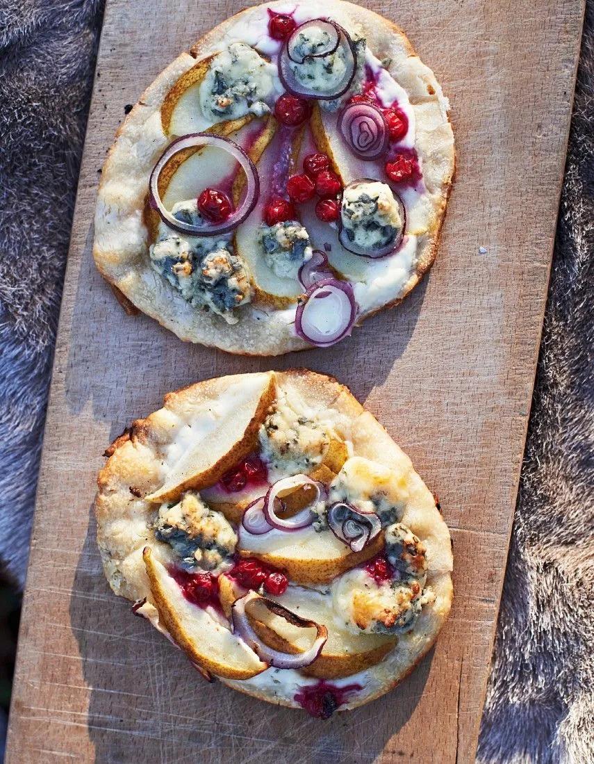Gegrillte Birnen-Pizza mit Käse Rezept | EAT SMARTER