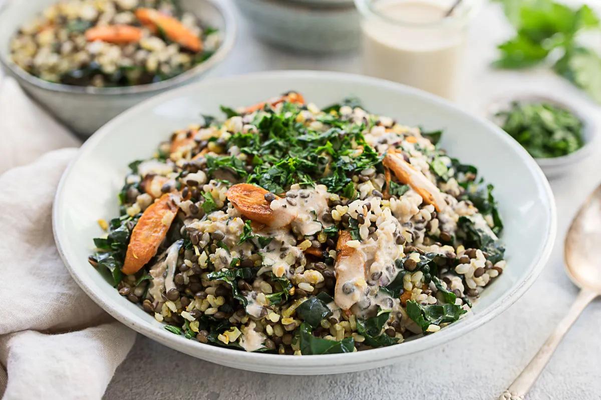 Linsen Reis Salat mit gerösteten Karotten &amp; Tahini-Dressing | Elle Republic
