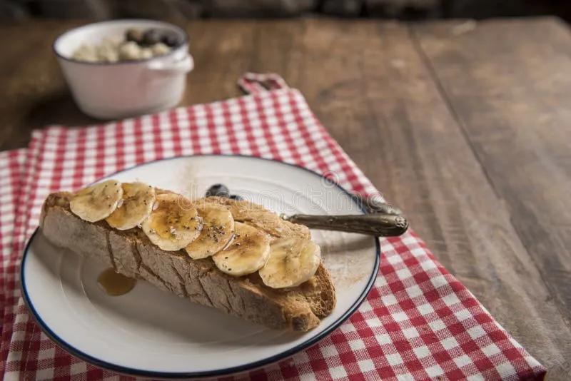 Brotsalat Mit Erdnussbutter Und Banane, Stockbild - Bild von ...