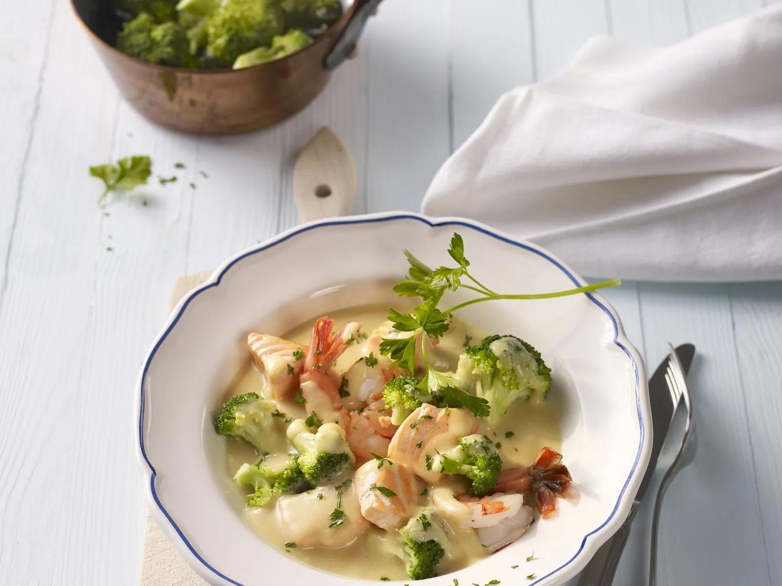 Garnelen-Lachs-Suppe mit Brokkoli Rezept | EAT SMARTER