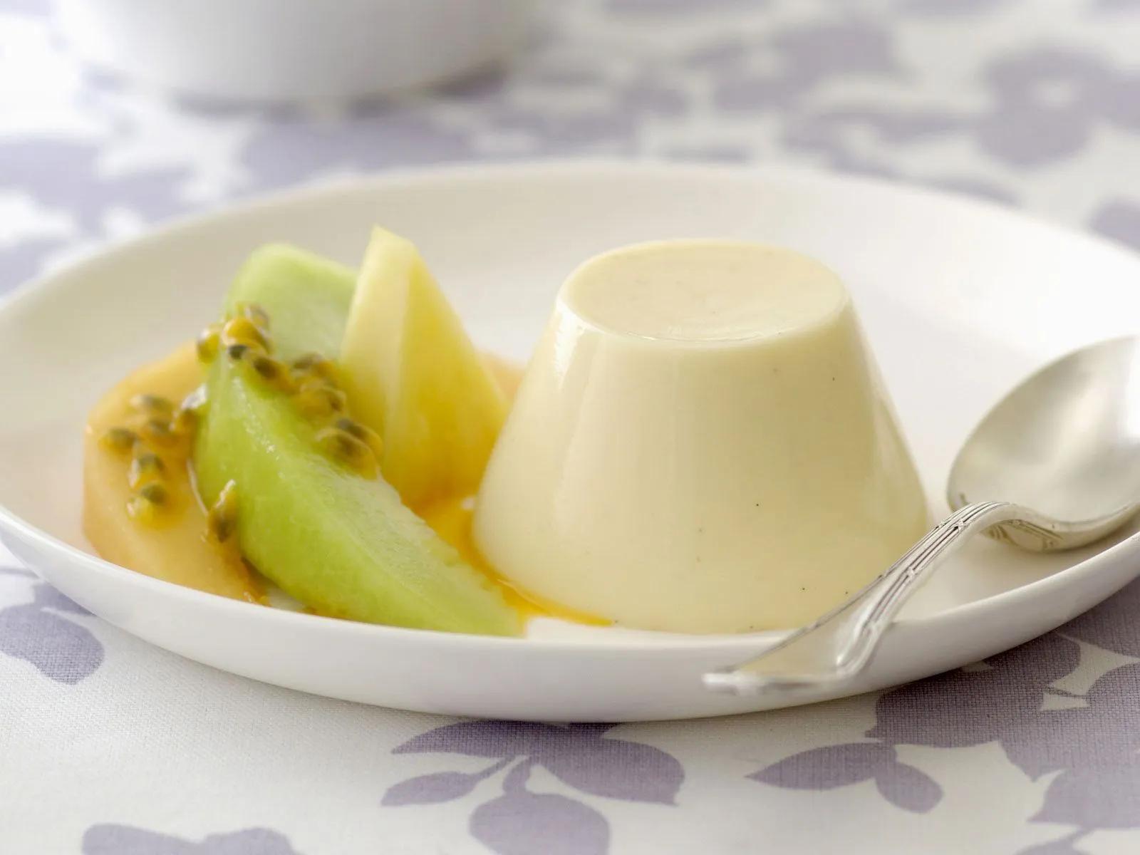 Buttermilchpudding mit Melone und Maracuja Rezept | EAT SMARTER