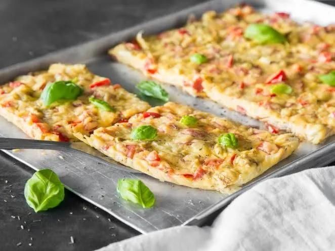 Schnelle Rührpizza mit Salami und Champignons Pampered Chef, Snacks Für ...